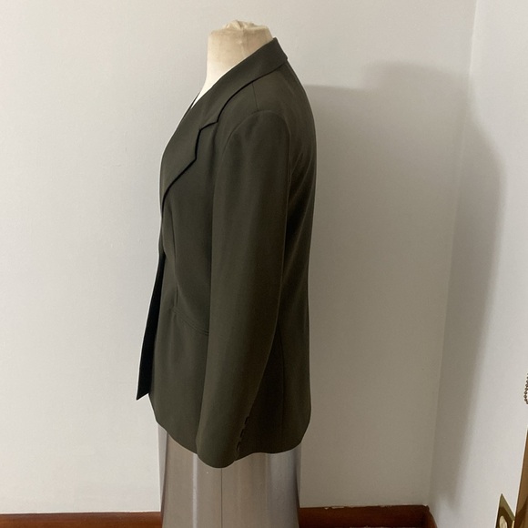 Beautiful Cache Greenish color Suit, Excellent Condition, absolutely no flaws, - Picture 5 of 16